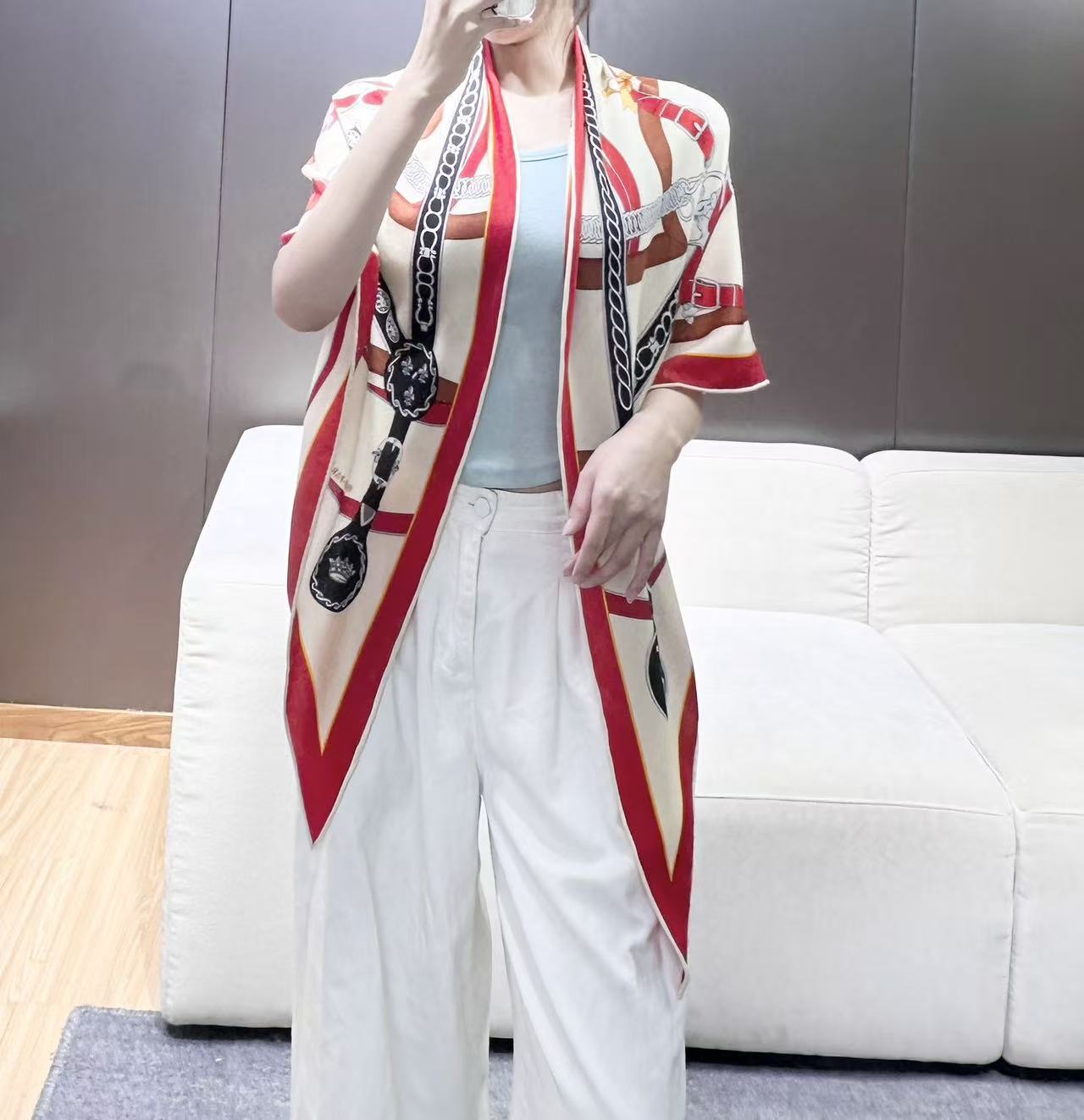 【高品质】 上新❤️ 爱马仕 |  (清晨漫步)大三角巾 | 手工卷边山羊绒和真丝混纺大三角巾（70%山羊绒，30%桑蚕