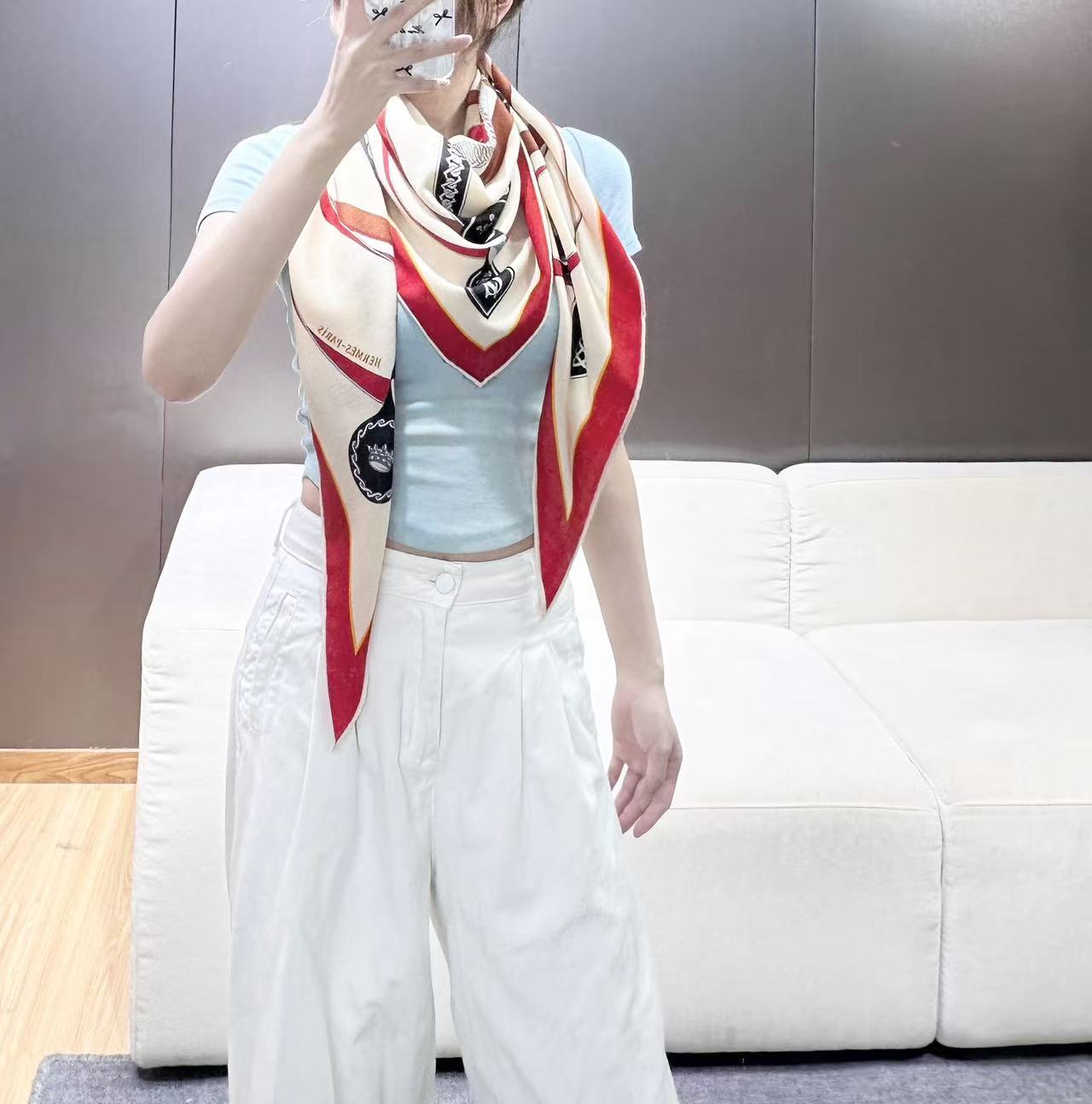 【高品质】 上新❤️ 爱马仕 |  (清晨漫步)大三角巾 | 手工卷边山羊绒和真丝混纺大三角巾（70%山羊绒，30%桑蚕