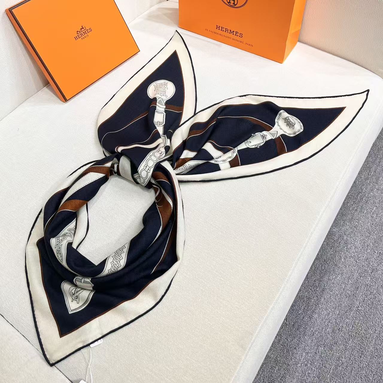 【高品质】 上新❤️ 爱马仕 |  (清晨漫步)大三角巾 | 手工卷边山羊绒和真丝混纺大三角巾（70%山羊绒，30%桑蚕