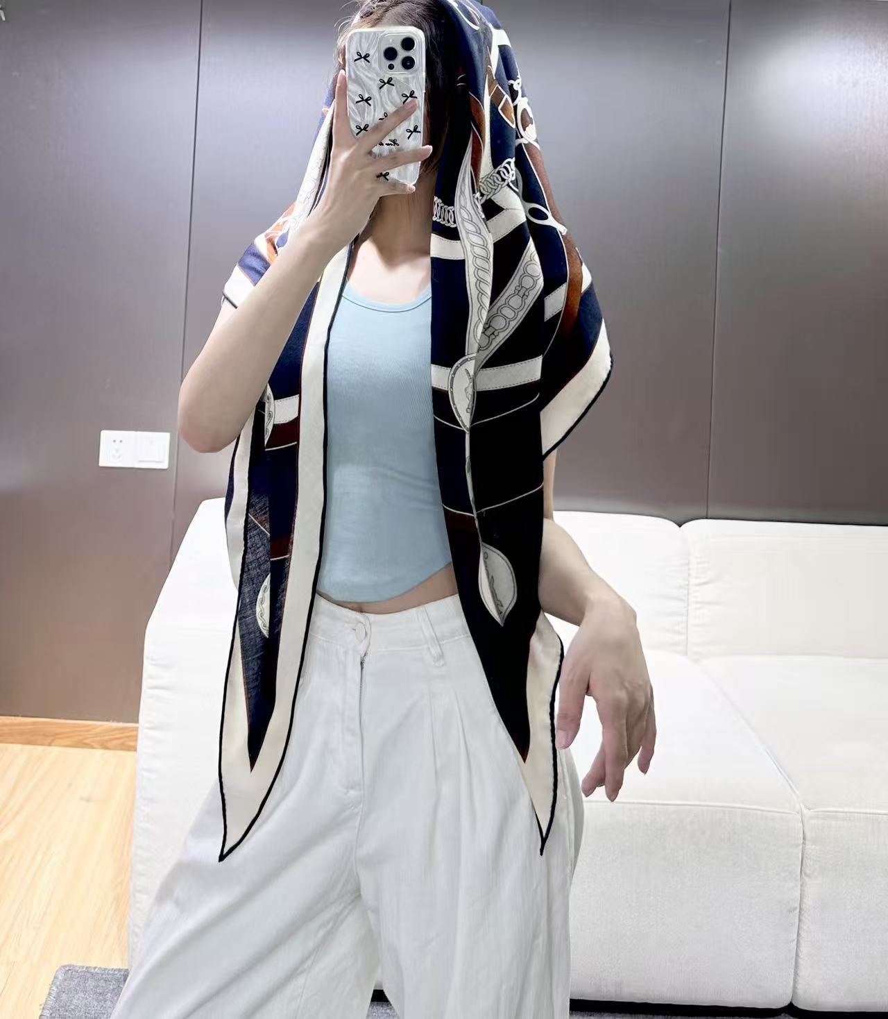 【高品质】 上新❤️ 爱马仕 |  (清晨漫步)大三角巾 | 手工卷边山羊绒和真丝混纺大三角巾（70%山羊绒，30%桑蚕