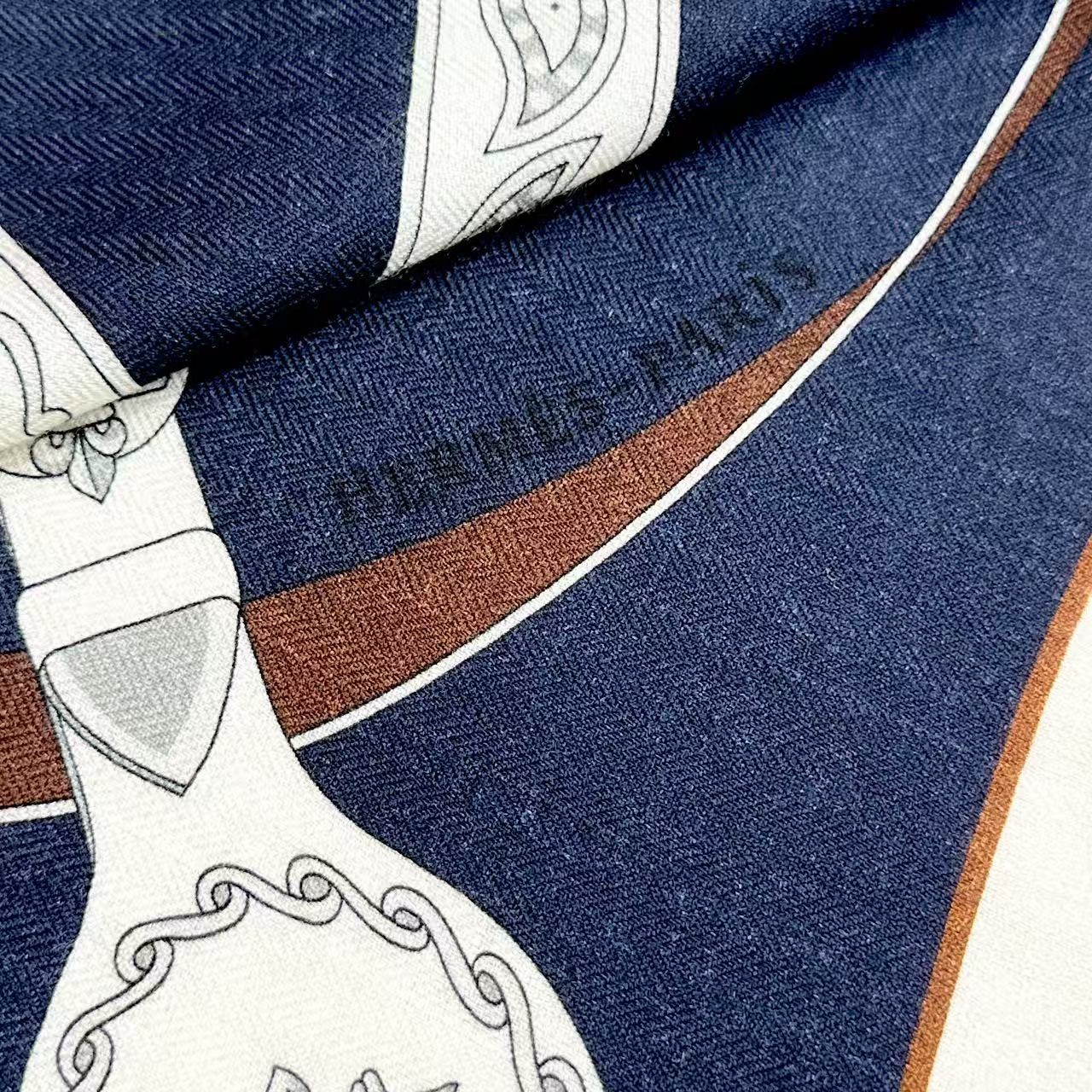 【高品质】 上新❤️ 爱马仕 |  (清晨漫步)大三角巾 | 手工卷边山羊绒和真丝混纺大三角巾（70%山羊绒，30%桑蚕