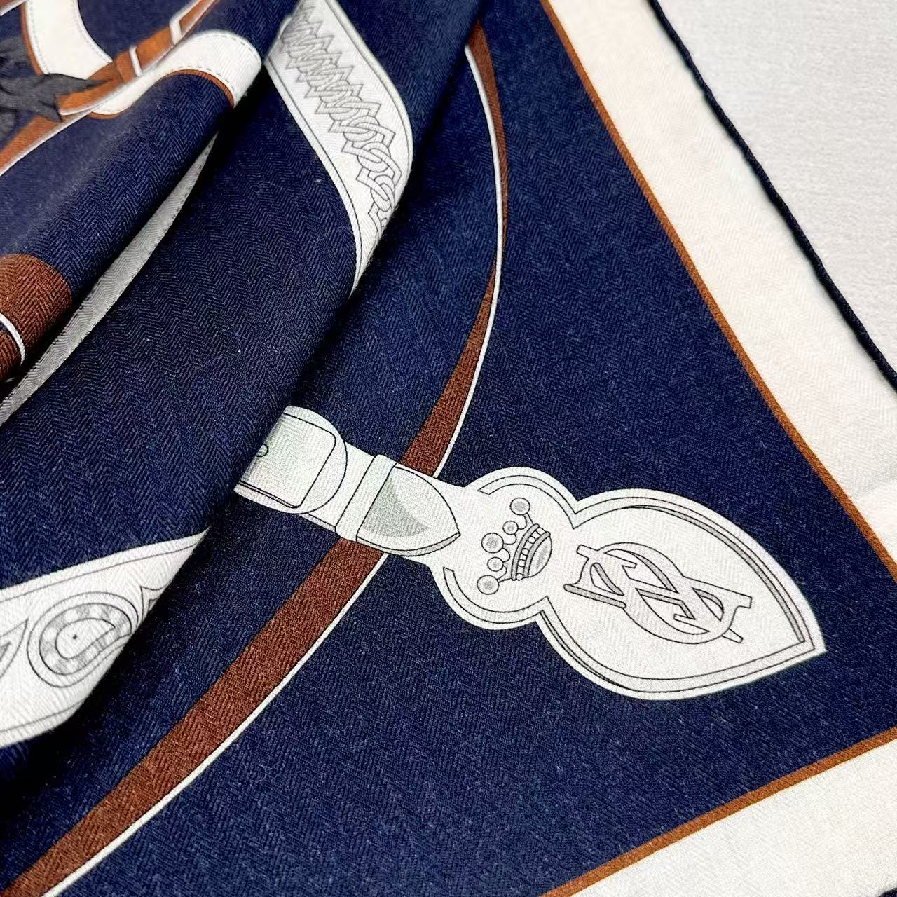 【高品质】 上新❤️ 爱马仕 |  (清晨漫步)大三角巾 | 手工卷边山羊绒和真丝混纺大三角巾（70%山羊绒，30%桑蚕