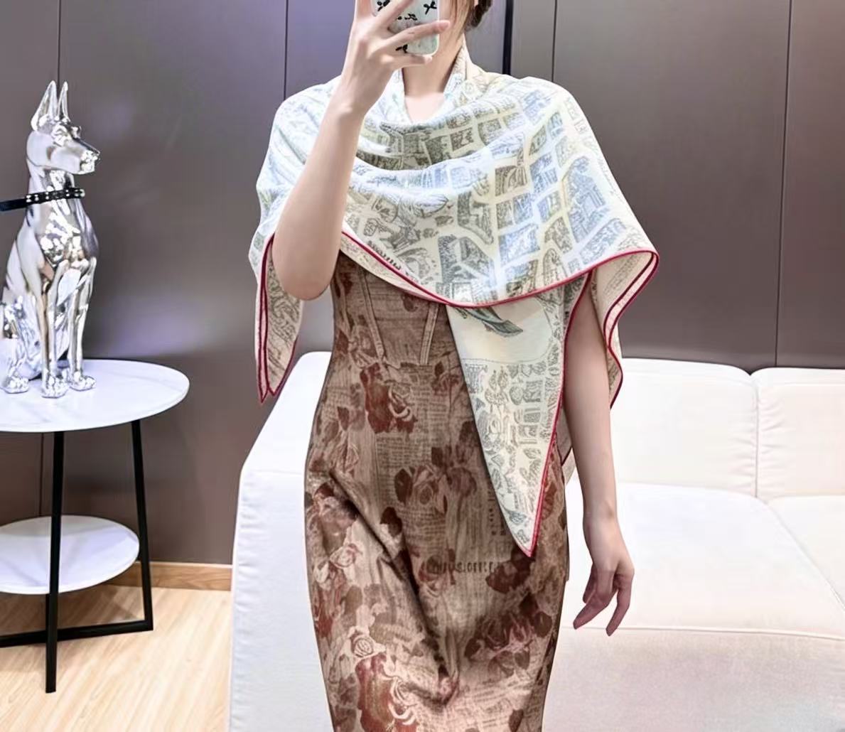 ❤骏马新城”140披肩 手工卷边山羊绒和真丝混纺披肩（70%山羊绒，30%桑蚕丝）。 这款迷人的140披肩令您散发内在优