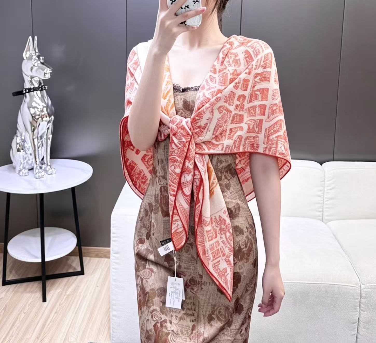 ❤骏马新城”140披肩 手工卷边山羊绒和真丝混纺披肩（70%山羊绒，30%桑蚕丝）。 这款迷人的140披肩令您散发内在优