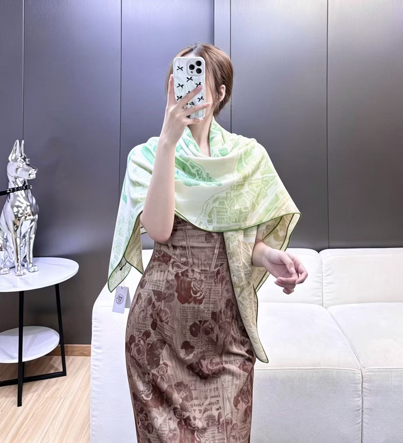 ❤骏马新城”140披肩 手工卷边山羊绒和真丝混纺披肩（70%山羊绒，30%桑蚕丝）。 这款迷人的140披肩令您散发内在优