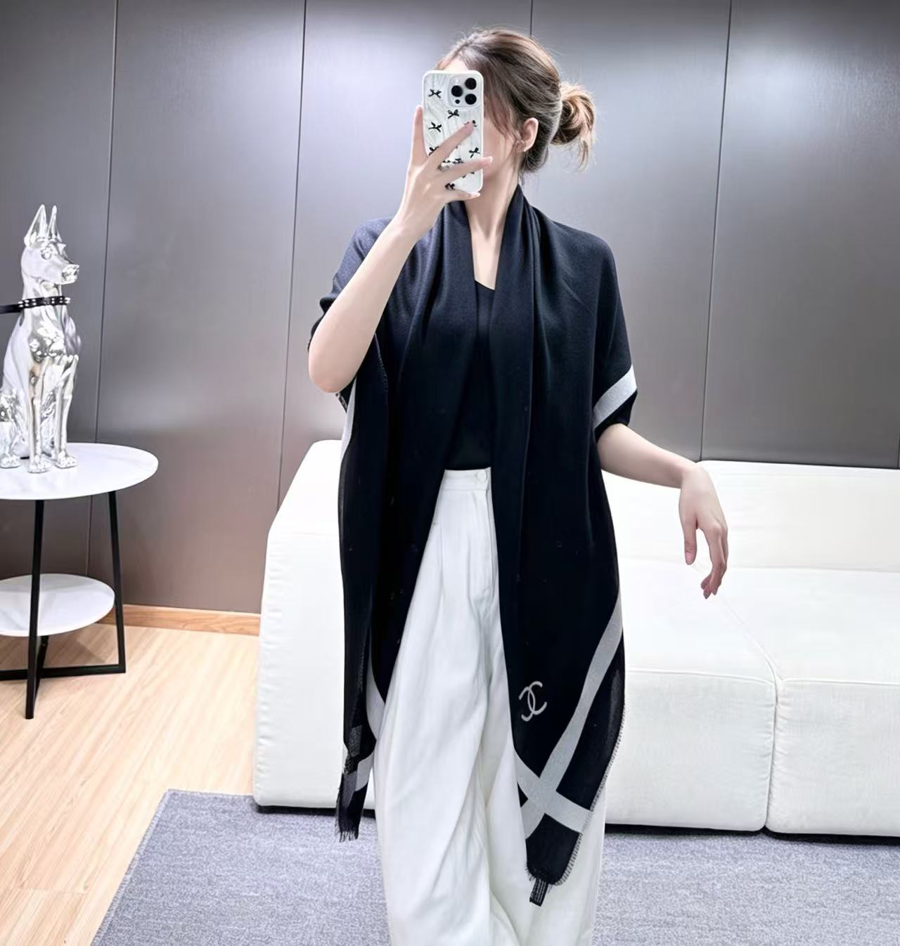 NO:945273,Chanel's 2026 autumn and winter new models are released ahead of schedule, and beauties love this style. It's super classy!  !  !  】Who knows the beauty of this autumn and winter tone?  !  !  !  This little fragrant shawl is also one of my favorites. I fell in love with it as soon as I tried it on!  !  !  The 300-count ring velvet is simply amazing!  The design is so high-quality that I can only say that it is very durable!  The texture, texture and design are amazing. It super brightens the skin tone and makes people look white and tender. The arms, face and neck seem to have soft light filters, which is very refreshing!  !  !  Size 140.x140cm high version scarf, high version scarf, chanel, ring, shawls198609092026年香奈儿秋冬提前上新,美女都爱此款 超级有腔调！！！】谁懂这种秋冬调性的美啊？！！！这款小香披肩也是我疯狂喜欢的一款,一试完就爱惨！！！300支戒指绒简直绝了！设计太有水准只能说,非常耐品！质感质地和设计都狂心水,超级提亮肤色,能把人都衬得白白嫩嫩,胳膊啊、脸和脖子都好像加了柔光滤镜一样,非常精神提气！！！尺寸140.x140cm高版本围巾,高版本围巾,chanel,ring,shawls,scarf