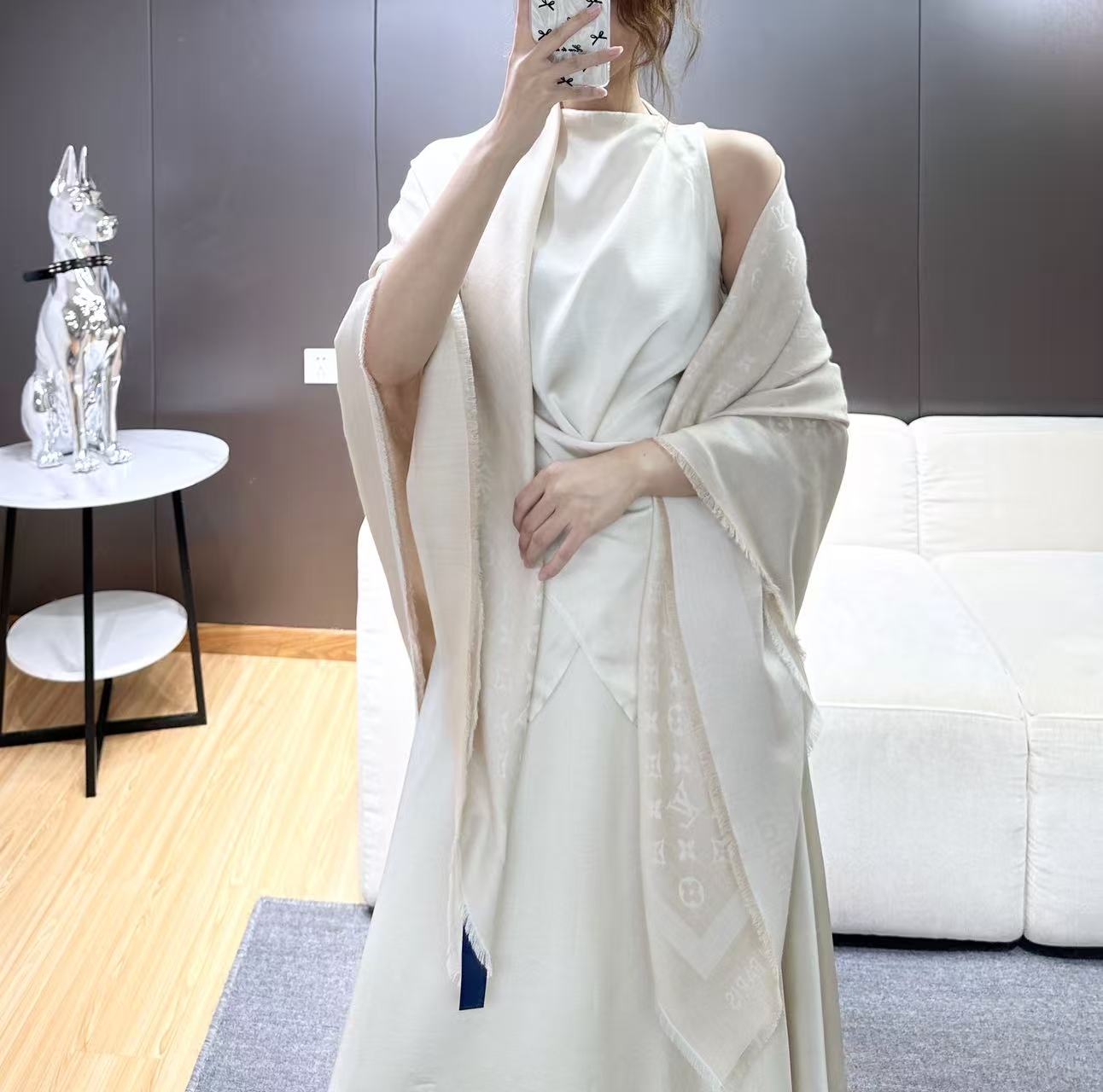 ❤🥤皇室LV路易威登极品硬货❗️品质好到几宿都不能正常入眠[流泪]可以Pk专柜的最极品的品质❗️披肩向昔日品牌广告海报采