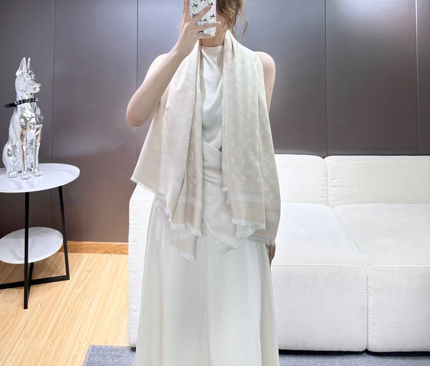 ❤🥤皇室LV路易威登极品硬货❗️品质好到几宿都不能正常入眠[流泪]可以Pk专柜的最极品的品质❗️披肩向昔日品牌广告海报采