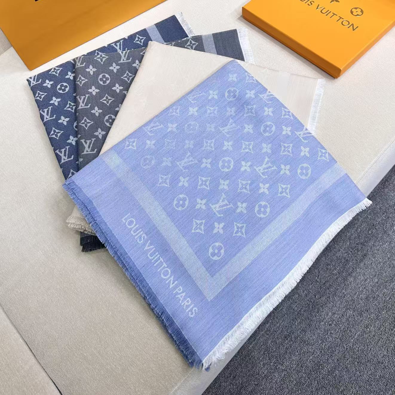 ❤🥤皇室LV路易威登极品硬货❗️品质好到几宿都不能正常入眠[流泪]可以Pk专柜的最极品的品质❗️披肩向昔日品牌广告海报采