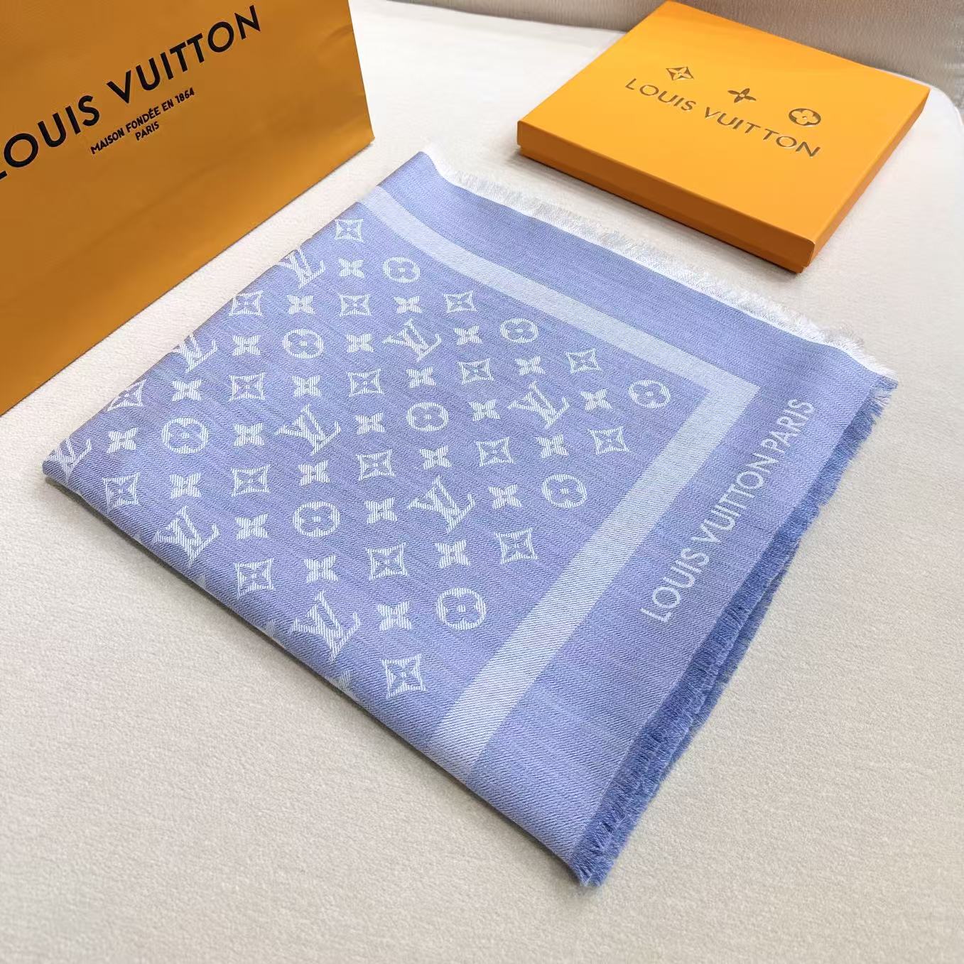 ❤🥤皇室LV路易威登极品硬货❗️品质好到几宿都不能正常入眠[流泪]可以Pk专柜的最极品的品质❗️披肩向昔日品牌广告海报采