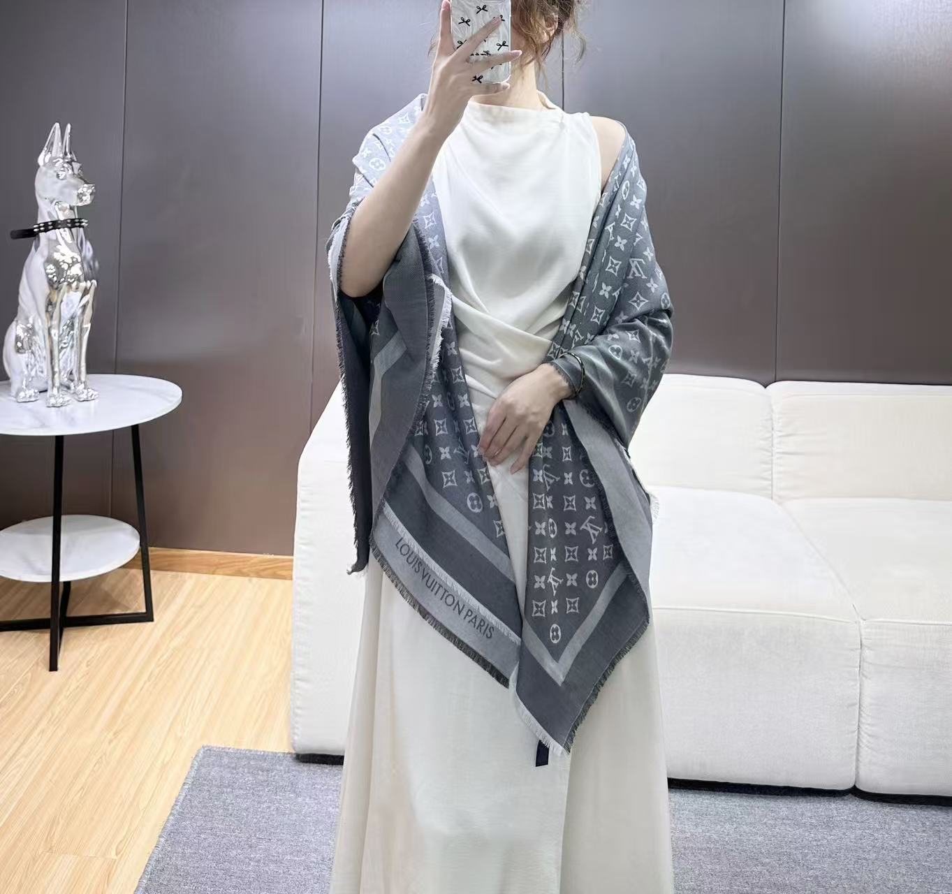 ❤🥤皇室LV路易威登极品硬货❗️品质好到几宿都不能正常入眠[流泪]可以Pk专柜的最极品的品质❗️披肩向昔日品牌广告海报采