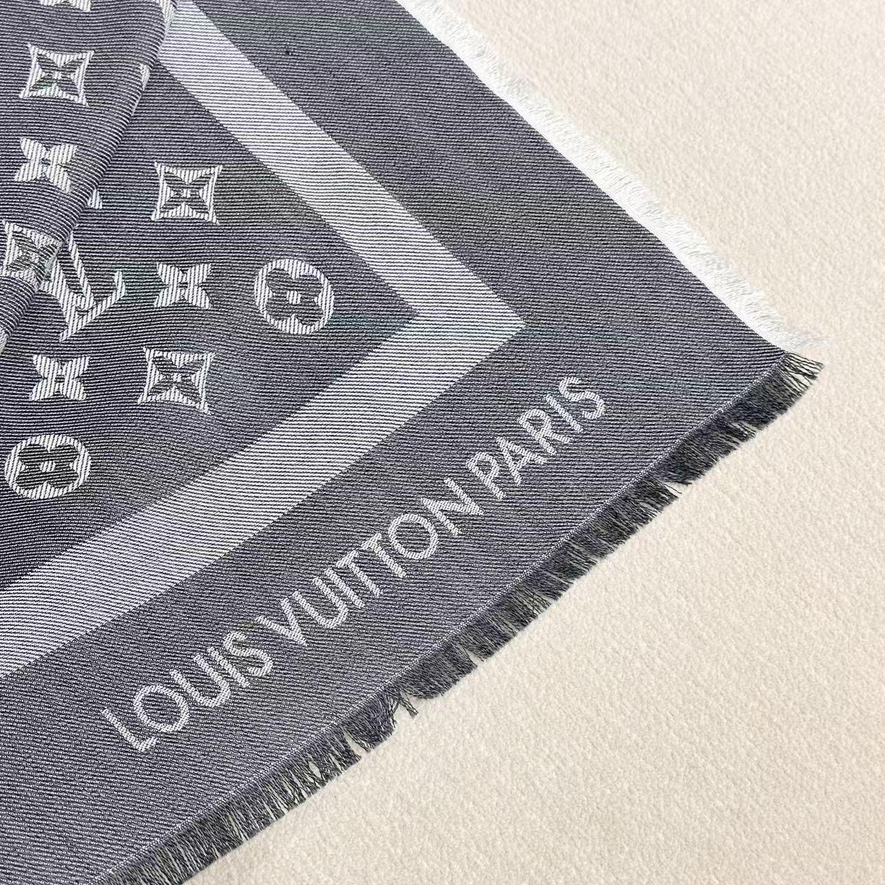 ❤🥤皇室LV路易威登极品硬货❗️品质好到几宿都不能正常入眠[流泪]可以Pk专柜的最极品的品质❗️披肩向昔日品牌广告海报采