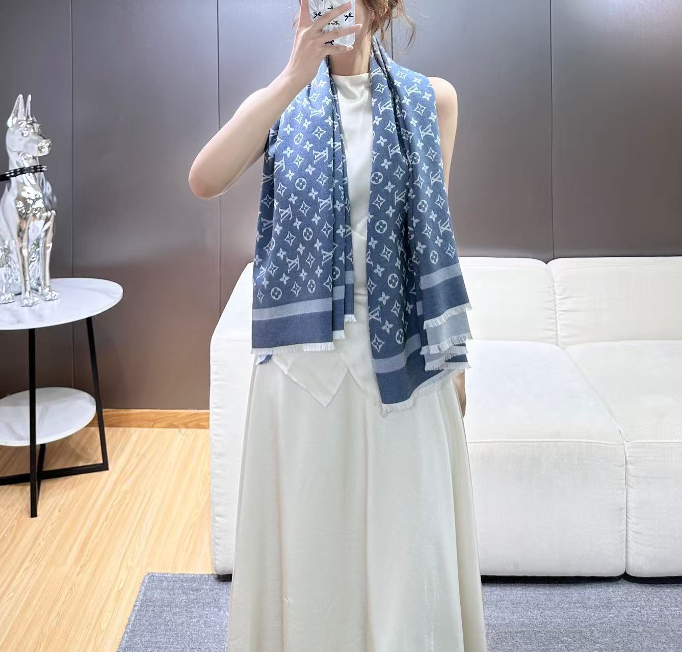 ❤🥤皇室LV路易威登极品硬货❗️品质好到几宿都不能正常入眠[流泪]可以Pk专柜的最极品的品质❗️披肩向昔日品牌广告海报采