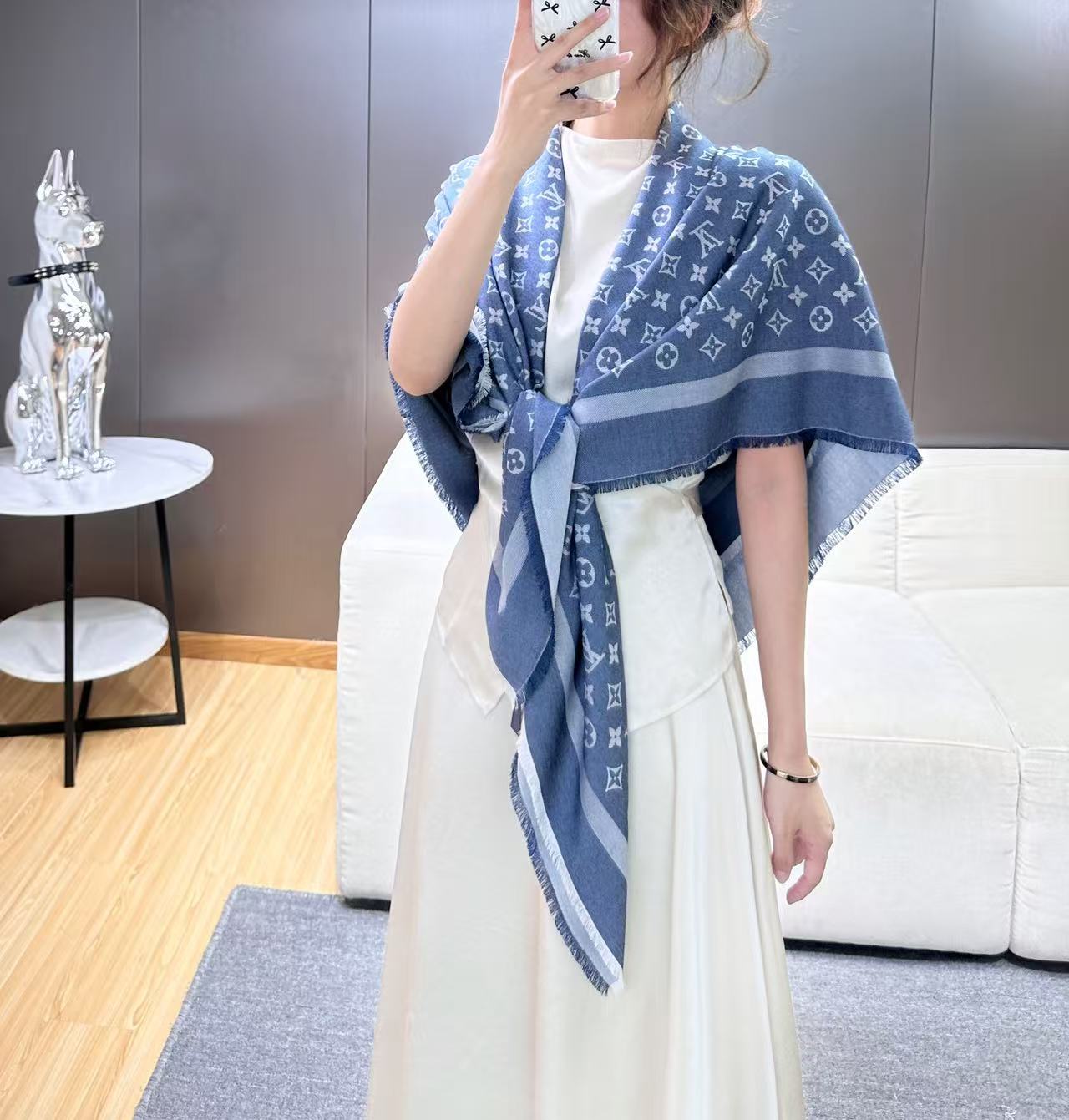 ❤🥤皇室LV路易威登极品硬货❗️品质好到几宿都不能正常入眠[流泪]可以Pk专柜的最极品的品质❗️披肩向昔日品牌广告海报采
