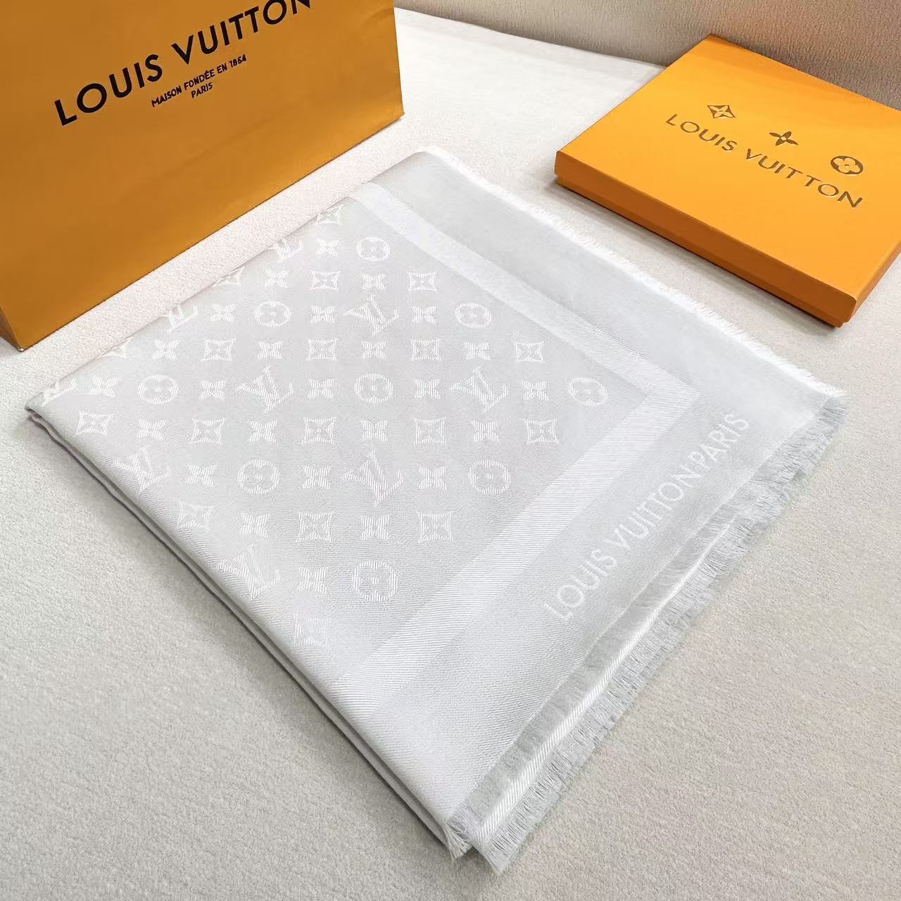 ❤🥤皇室LV路易威登极品硬货❗️品质好到几宿都不能正常入眠[流泪]可以Pk专柜的最极品的品质❗️披肩向昔日品牌广告海报采