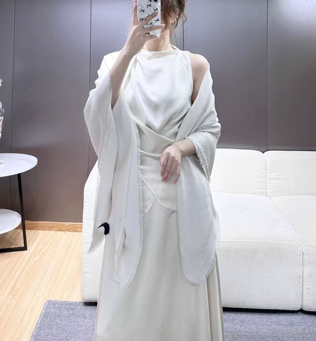 ❤🥤皇室LV路易威登极品硬货❗️品质好到几宿都不能正常入眠[流泪]可以Pk专柜的最极品的品质❗️披肩向昔日品牌广告海报采