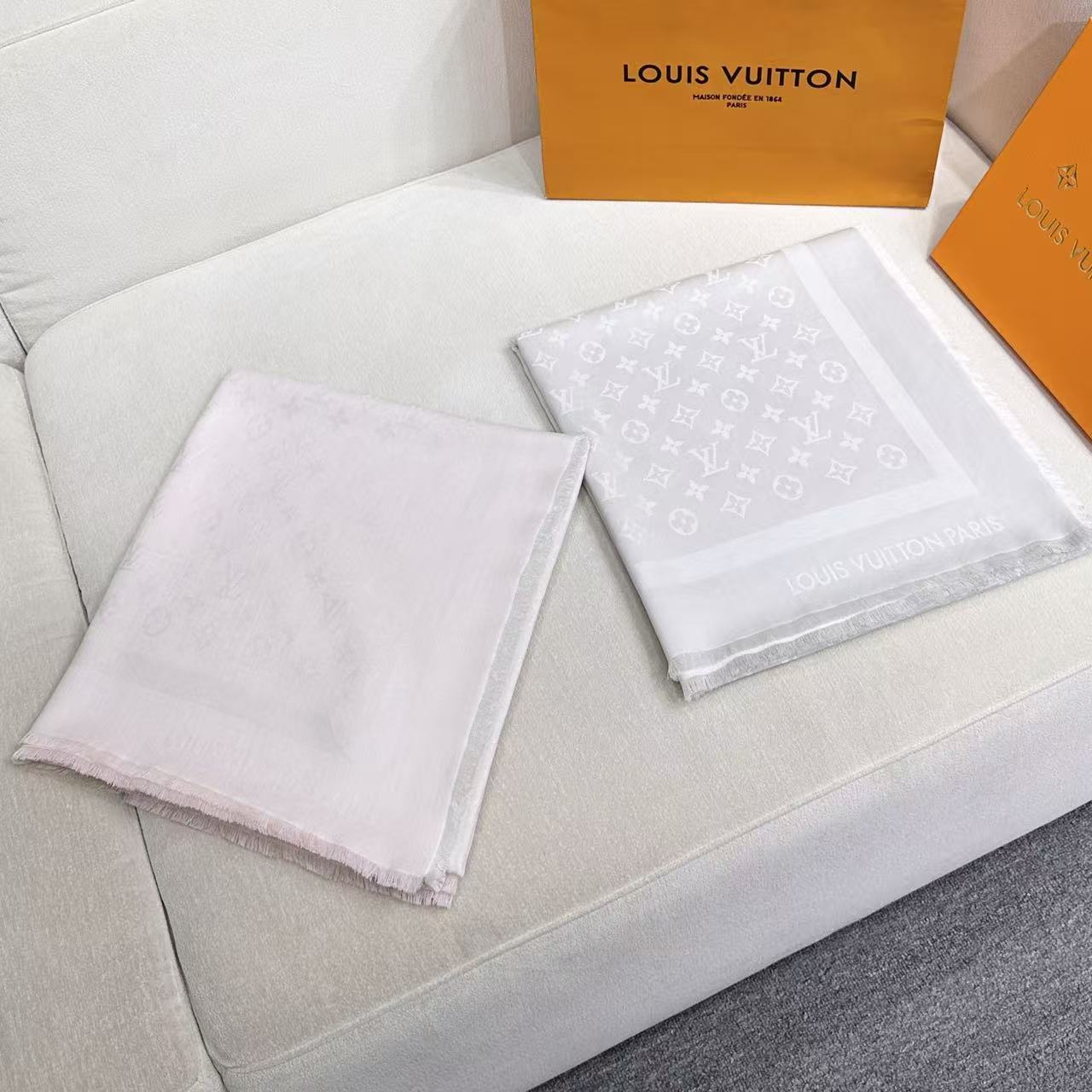 ❤🥤皇室LV路易威登极品硬货❗️品质好到几宿都不能正常入眠[流泪]可以Pk专柜的最极品的品质❗️披肩向昔日品牌广告海报采