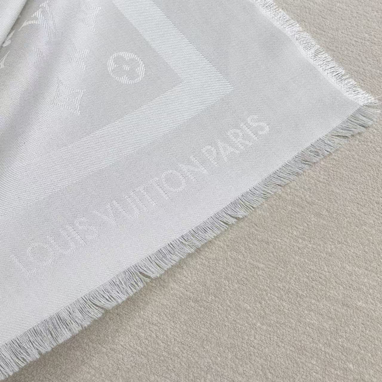 ❤🥤皇室LV路易威登极品硬货❗️品质好到几宿都不能正常入眠[流泪]可以Pk专柜的最极品的品质❗️披肩向昔日品牌广告海报采