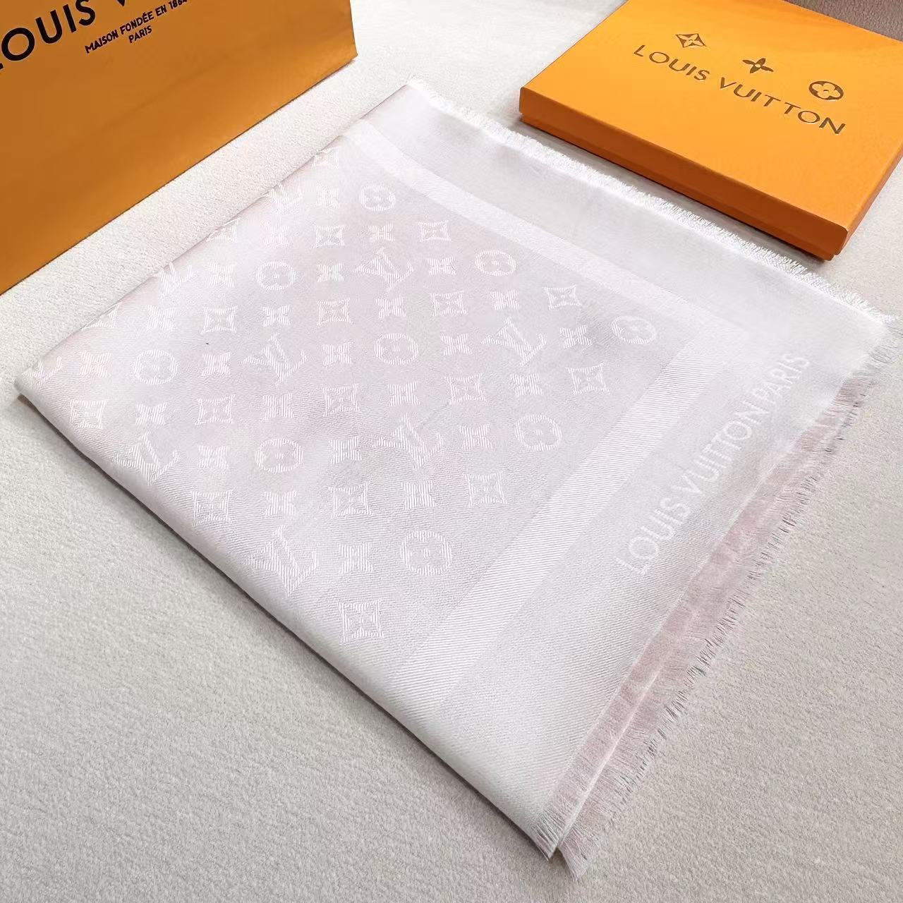 ❤🥤皇室LV路易威登极品硬货❗️品质好到几宿都不能正常入眠[流泪]可以Pk专柜的最极品的品质❗️披肩向昔日品牌广告海报采