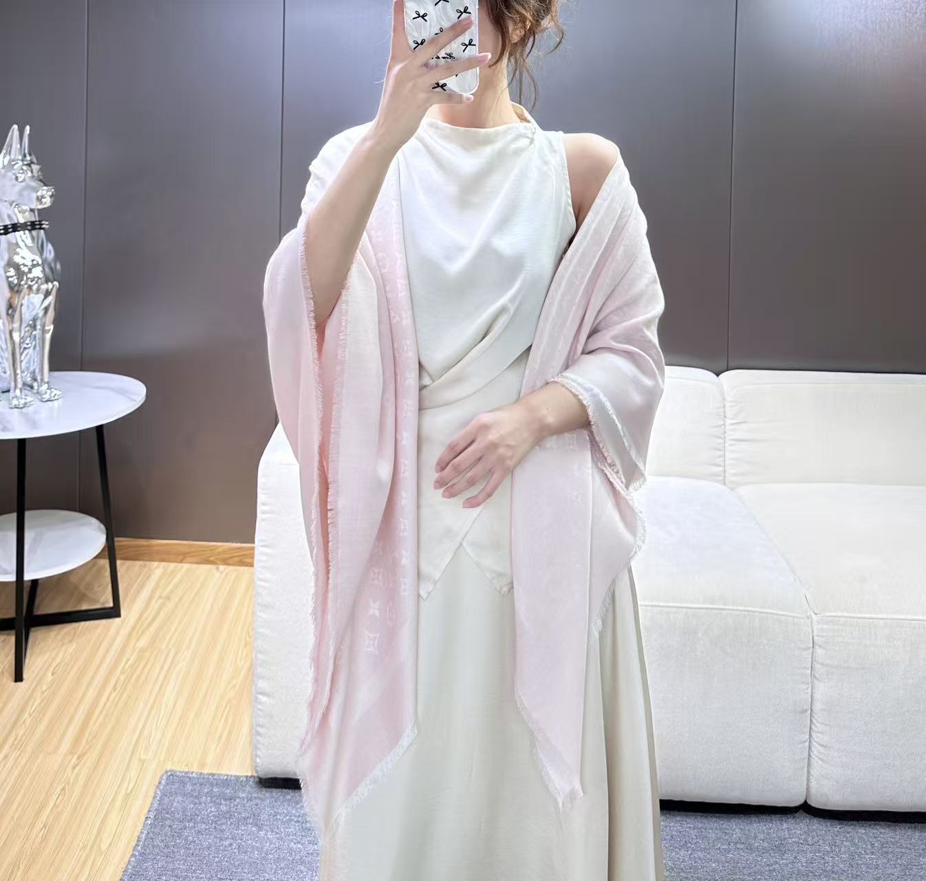 ❤🥤皇室LV路易威登极品硬货❗️品质好到几宿都不能正常入眠[流泪]可以Pk专柜的最极品的品质❗️披肩向昔日品牌广告海报采