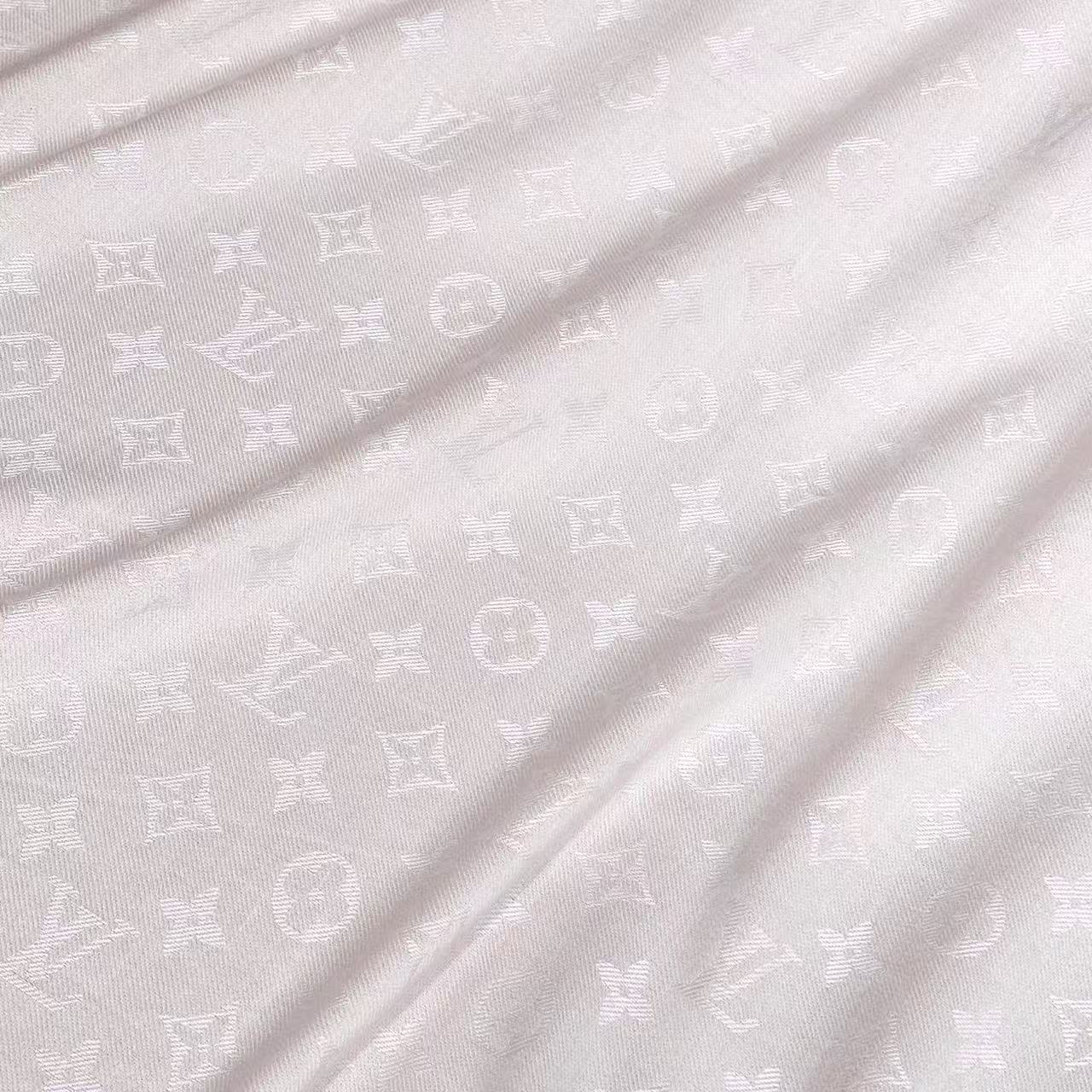 ❤🥤皇室LV路易威登极品硬货❗️品质好到几宿都不能正常入眠[流泪]可以Pk专柜的最极品的品质❗️披肩向昔日品牌广告海报采