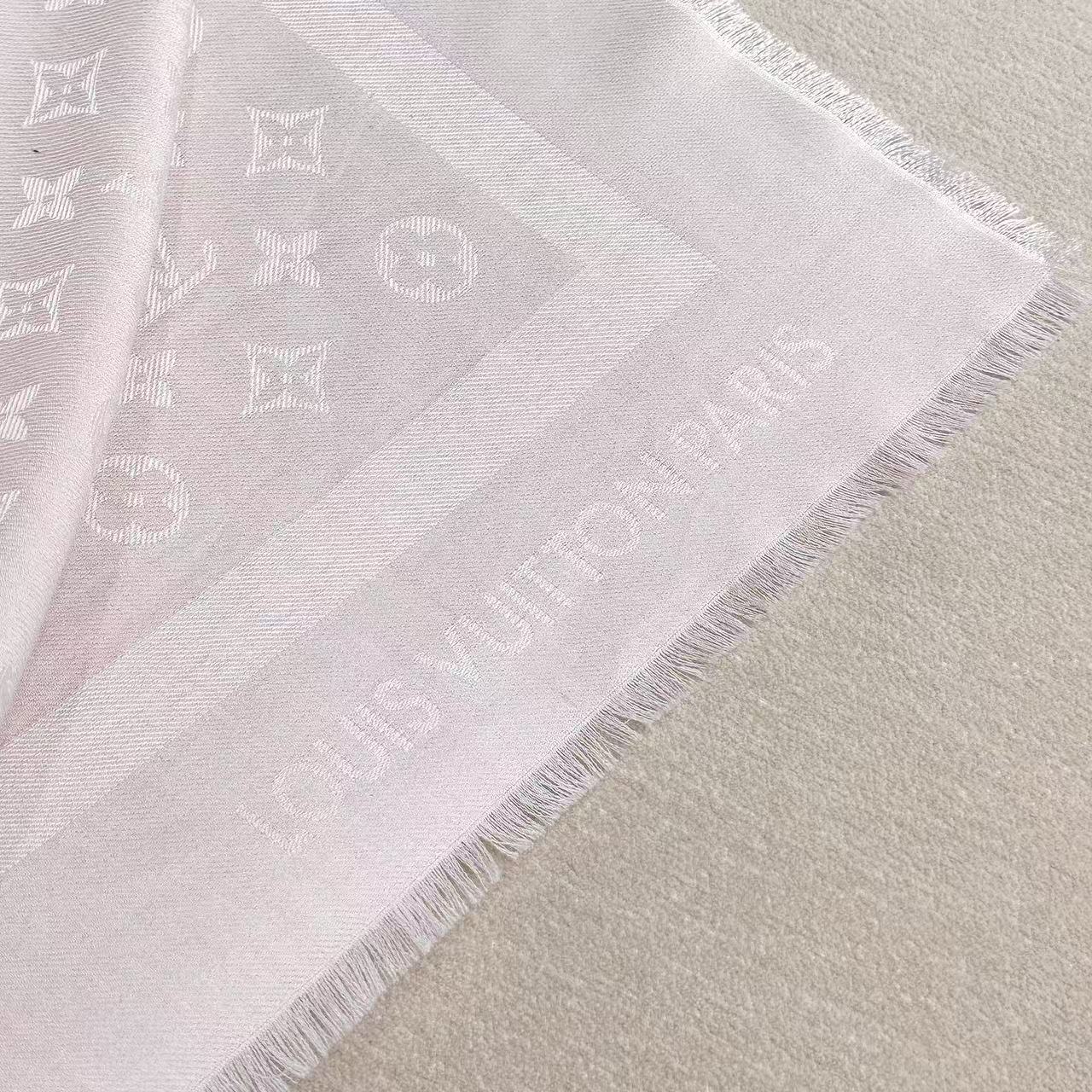 ❤🥤皇室LV路易威登极品硬货❗️品质好到几宿都不能正常入眠[流泪]可以Pk专柜的最极品的品质❗️披肩向昔日品牌广告海报采