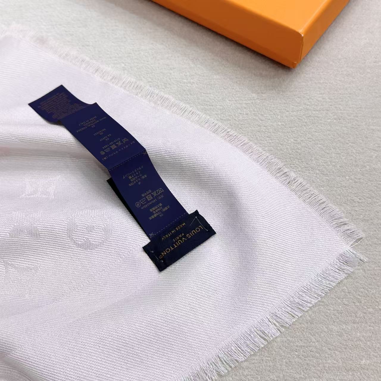 ❤🥤皇室LV路易威登极品硬货❗️品质好到几宿都不能正常入眠[流泪]可以Pk专柜的最极品的品质❗️披肩向昔日品牌广告海报采