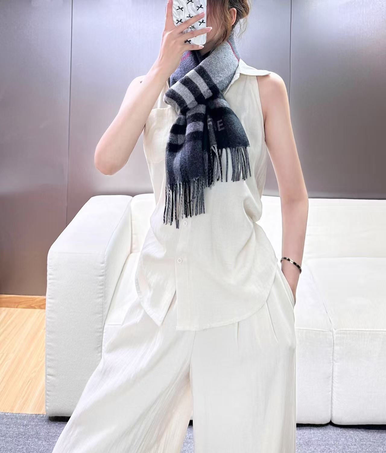 上新！𝐁𝐮𝐫𝐛𝐞𝐫𝐫. 《格纹拼色围巾 》驼色拼焦糖色 Size：168x30cm  100%Lana羊绒 经典格纹撞色