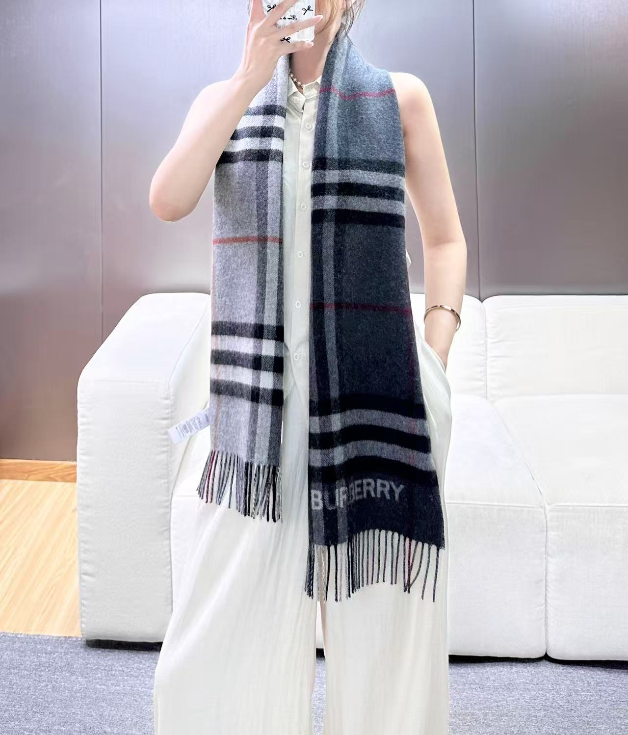 上新!𝐁𝐮𝐫𝐛𝐞𝐫𝐫. 《格纹拼色围巾 》驼色拼焦糖色 Size:168x30cm 100%Lana羊绒 经典格纹撞色 上新!𝐁𝐮𝐫𝐛𝐞𝐫𝐫. 《格纹拼色围巾 》驼色拼焦糖色 Size:168x30cm 100%Lana羊绒 经典格纹撞色