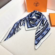 🆕 “马嚼锁环BANDANA”140披肩 手工卷边山羊绒和真丝混纺披肩(70%山羊绒,30%桑蚕丝)。 这款迷人的1 🆕 “马嚼锁环BANDANA”140披肩 手工卷边山羊绒和真丝混纺披肩(70%山羊绒,30%桑蚕丝)。 这款迷人的1