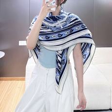 🆕 “马嚼锁环BANDANA”140披肩 手工卷边山羊绒和真丝混纺披肩(70%山羊绒,30%桑蚕丝)。 这款迷人的1 🆕 “马嚼锁环BANDANA”140披肩 手工卷边山羊绒和真丝混纺披肩(70%山羊绒,30%桑蚕丝)。 这款迷人的1