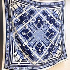 🆕 “马嚼锁环BANDANA”140披肩 手工卷边山羊绒和真丝混纺披肩(70%山羊绒,30%桑蚕丝)。 这款迷人的1 🆕 “马嚼锁环BANDANA”140披肩 手工卷边山羊绒和真丝混纺披肩(70%山羊绒,30%桑蚕丝)。 这款迷人的1