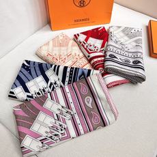 🆕 “马嚼锁环BANDANA”140披肩 手工卷边山羊绒和真丝混纺披肩(70%山羊绒,30%桑蚕丝)。 这款迷人的1 🆕 “马嚼锁环BANDANA”140披肩 手工卷边山羊绒和真丝混纺披肩(70%山羊绒,30%桑蚕丝)。 这款迷人的1