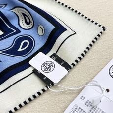 🆕 “马嚼锁环BANDANA”140披肩 手工卷边山羊绒和真丝混纺披肩(70%山羊绒,30%桑蚕丝)。 这款迷人的1 🆕 “马嚼锁环BANDANA”140披肩 手工卷边山羊绒和真丝混纺披肩(70%山羊绒,30%桑蚕丝)。 这款迷人的1