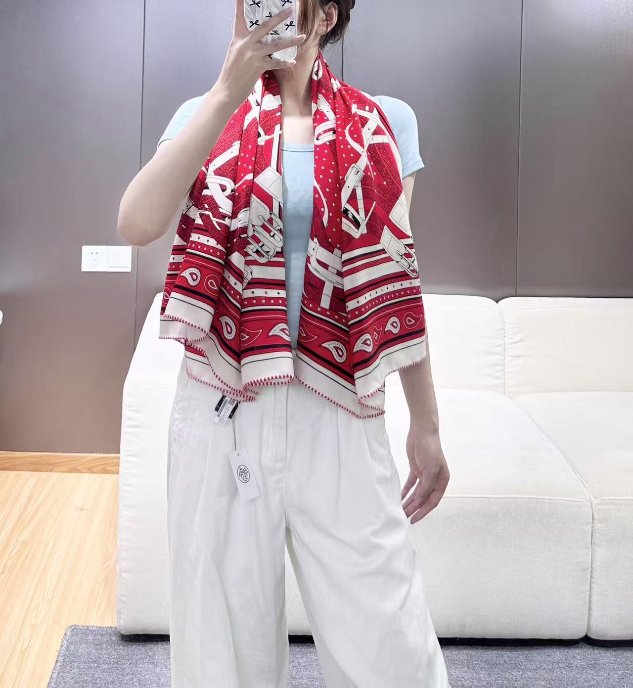 🆕   “马嚼锁环BANDANA”140披肩 手工卷边山羊绒和真丝混纺披肩（70%山羊绒，30%桑蚕丝）。 这款迷人的1