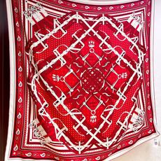 🆕 “马嚼锁环BANDANA”140披肩 手工卷边山羊绒和真丝混纺披肩(70%山羊绒,30%桑蚕丝)。 这款迷人的1 🆕 “马嚼锁环BANDANA”140披肩 手工卷边山羊绒和真丝混纺披肩(70%山羊绒,30%桑蚕丝)。 这款迷人的1