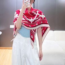 🆕 “马嚼锁环BANDANA”140披肩 手工卷边山羊绒和真丝混纺披肩(70%山羊绒,30%桑蚕丝)。 这款迷人的1 🆕 “马嚼锁环BANDANA”140披肩 手工卷边山羊绒和真丝混纺披肩(70%山羊绒,30%桑蚕丝)。 这款迷人的1