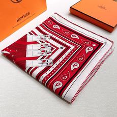 🆕 “马嚼锁环BANDANA”140披肩 手工卷边山羊绒和真丝混纺披肩(70%山羊绒,30%桑蚕丝)。 这款迷人的1 🆕 “马嚼锁环BANDANA”140披肩 手工卷边山羊绒和真丝混纺披肩(70%山羊绒,30%桑蚕丝)。 这款迷人的1