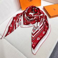 🆕 “马嚼锁环BANDANA”140披肩 手工卷边山羊绒和真丝混纺披肩(70%山羊绒,30%桑蚕丝)。 这款迷人的1 🆕 “马嚼锁环BANDANA”140披肩 手工卷边山羊绒和真丝混纺披肩(70%山羊绒,30%桑蚕丝)。 这款迷人的1
