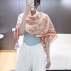 🆕 “马嚼锁环BANDANA”140披肩 手工卷边山羊绒和真丝混纺披肩(70%山羊绒,30%桑蚕丝)。 这款迷人的1 🆕 “马嚼锁环BANDANA”140披肩 手工卷边山羊绒和真丝混纺披肩(70%山羊绒,30%桑蚕丝)。 这款迷人的1
