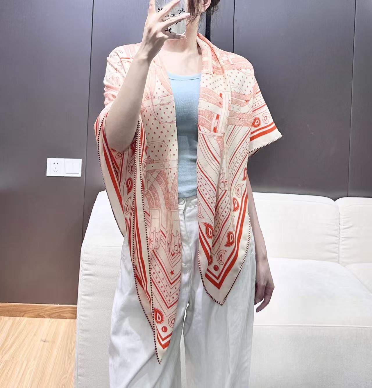 🆕   “马嚼锁环BANDANA”140披肩 手工卷边山羊绒和真丝混纺披肩（70%山羊绒，30%桑蚕丝）。 这款迷人的1