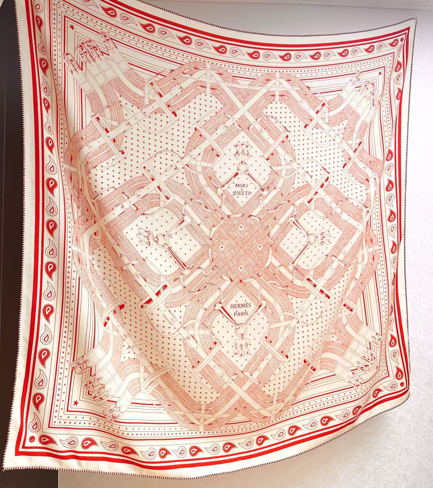 🆕 “马嚼锁环BANDANA”140披肩 手工卷边山羊绒和真丝混纺披肩(70%山羊绒,30%桑蚕丝)。 这款迷人的1 🆕 “马嚼锁环BANDANA”140披肩 手工卷边山羊绒和真丝混纺披肩(70%山羊绒,30%桑蚕丝)。 这款迷人的1