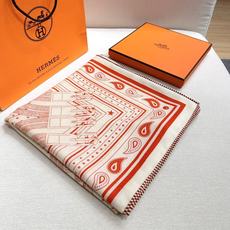 🆕 “马嚼锁环BANDANA”140披肩 手工卷边山羊绒和真丝混纺披肩(70%山羊绒,30%桑蚕丝)。 这款迷人的1 🆕 “马嚼锁环BANDANA”140披肩 手工卷边山羊绒和真丝混纺披肩(70%山羊绒,30%桑蚕丝)。 这款迷人的1