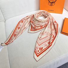 🆕 “马嚼锁环BANDANA”140披肩 手工卷边山羊绒和真丝混纺披肩(70%山羊绒,30%桑蚕丝)。 这款迷人的1 🆕 “马嚼锁环BANDANA”140披肩 手工卷边山羊绒和真丝混纺披肩(70%山羊绒,30%桑蚕丝)。 这款迷人的1