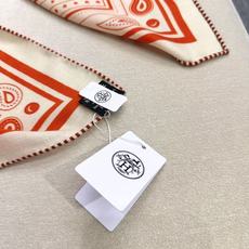 🆕 “马嚼锁环BANDANA”140披肩 手工卷边山羊绒和真丝混纺披肩(70%山羊绒,30%桑蚕丝)。 这款迷人的1 🆕 “马嚼锁环BANDANA”140披肩 手工卷边山羊绒和真丝混纺披肩(70%山羊绒,30%桑蚕丝)。 这款迷人的1