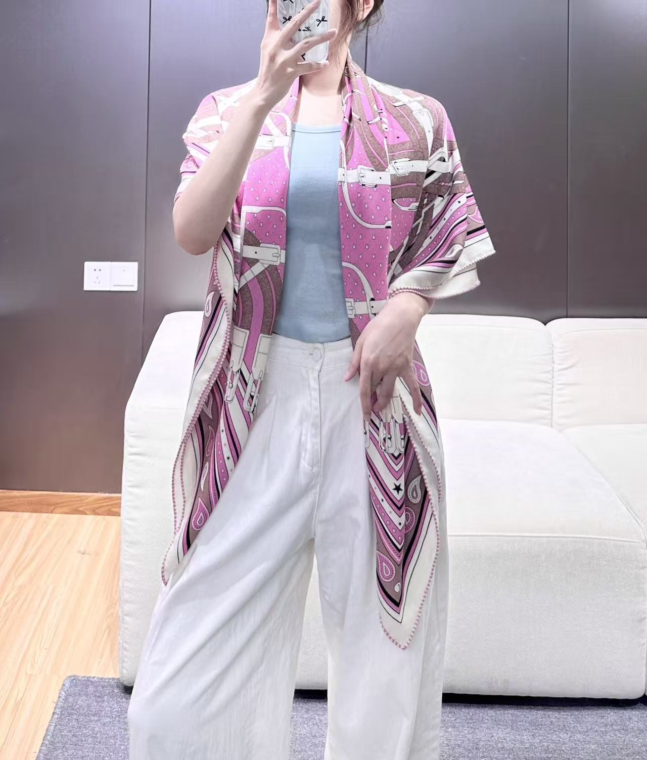 🆕   “马嚼锁环BANDANA”140披肩 手工卷边山羊绒和真丝混纺披肩（70%山羊绒，30%桑蚕丝）。 这款迷人的1