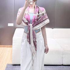 🆕 “马嚼锁环BANDANA”140披肩 手工卷边山羊绒和真丝混纺披肩(70%山羊绒,30%桑蚕丝)。 这款迷人的1 🆕 “马嚼锁环BANDANA”140披肩 手工卷边山羊绒和真丝混纺披肩(70%山羊绒,30%桑蚕丝)。 这款迷人的1