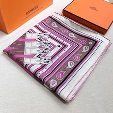 🆕 “马嚼锁环BANDANA”140披肩 手工卷边山羊绒和真丝混纺披肩(70%山羊绒,30%桑蚕丝)。 这款迷人的1 🆕 “马嚼锁环BANDANA”140披肩 手工卷边山羊绒和真丝混纺披肩(70%山羊绒,30%桑蚕丝)。 这款迷人的1