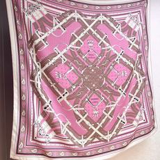 🆕 “马嚼锁环BANDANA”140披肩 手工卷边山羊绒和真丝混纺披肩(70%山羊绒,30%桑蚕丝)。 这款迷人的1 🆕 “马嚼锁环BANDANA”140披肩 手工卷边山羊绒和真丝混纺披肩(70%山羊绒,30%桑蚕丝)。 这款迷人的1
