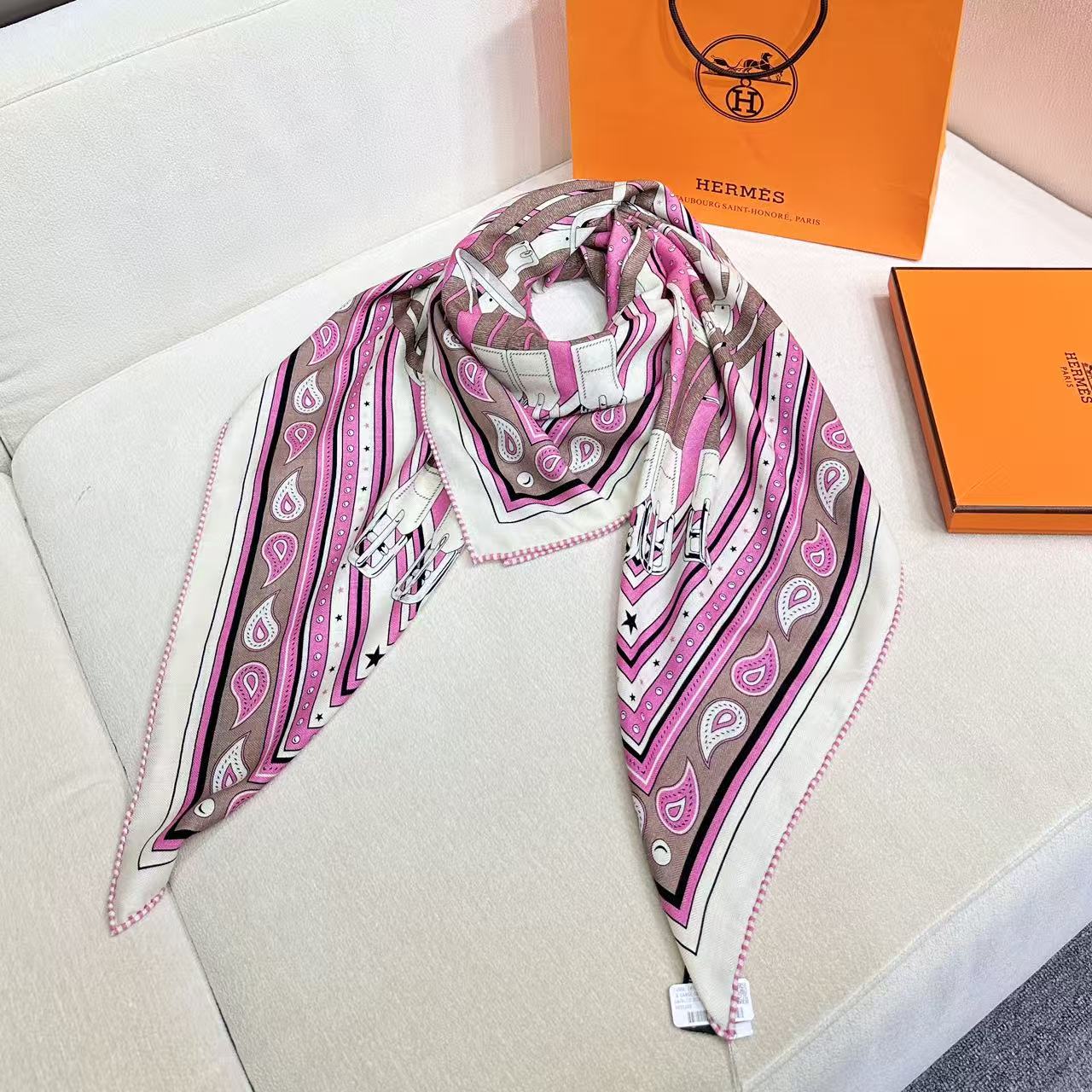🆕 “马嚼锁环BANDANA”140披肩 手工卷边山羊绒和真丝混纺披肩(70%山羊绒,30%桑蚕丝)。 这款迷人的1 🆕 “马嚼锁环BANDANA”140披肩 手工卷边山羊绒和真丝混纺披肩(70%山羊绒,30%桑蚕丝)。 这款迷人的1